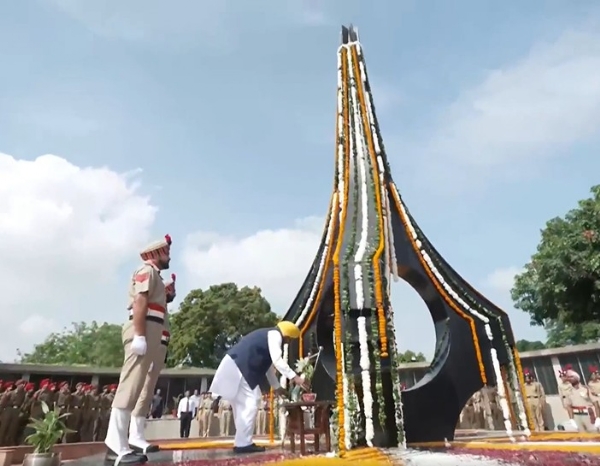 ਚੰਡੀਗੜ੍ਹ ਸਥਿਤ ਵਾਰ ਮੈਮੋਰੀਅਲ ਵਿਖੇ ਕਾਰਗਿਲ ਯੁੱਧ ਦੇ ਸ਼ਹੀਦਾਂ ਨੂੰ ਸ਼ਰਧਾਂਜਲੀ ਭੇਟ ਕਰਦੇ ਹੋਏ ਮੁੱਖ ਮੰਤਰੀ ਭਗਵੰਤ ਸਿੰਘ ਮਾਨ।