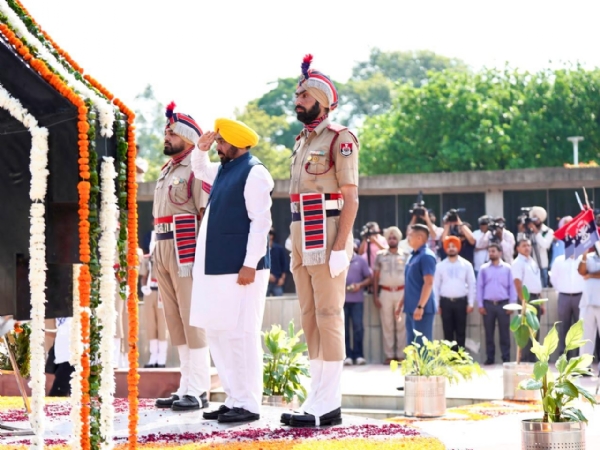 CM Bhagwant Singh Mann paying heartfelt tributes to the soldiers. CM Bhagwant Singh Mann paying heartfelt tributes to the soldiers.