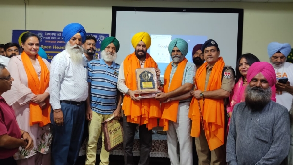 ਮਨੁੱਖੀ ਅਧਿਕਾਰ ਕਮਿਸ਼ਨ ਦੇ ਮੈਂਬਰ ਪਦਮ ਸ਼੍ਰੀ ਜਤਿੰਦਰ ਸਿੰਘ ਸ਼ੰਟੀ ਨੂੰ ਸਨਮਾਨਿਤ ਕਰਦੇ ਹੋਏ ਪ੍ਰਬੰਧਕ।