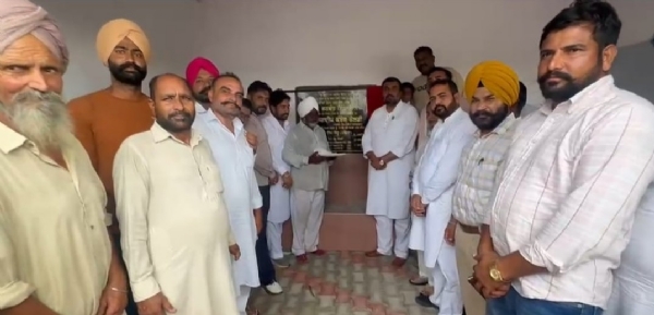 ਜਲਾਲਾਬਾਦ ਦੇ ਪਿੰਡ ਮੂਲਿਆਵਾਲੀ ਵਿਖੇ ਡਰੇਨੇਜ ਪ੍ਰਾਜੈਕਟ ਦਾ ਉਦਘਾਟਨ ਕਰਦੇ ਹੋਏ ਵਿਧਾਇਕ ਜਗਦੀਪ ਕੰਬੋਜ ਗੋਲਡੀ।