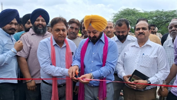 ਨਵੀਂ ਬਣੀ ਸੜਕ ਲੋਕਾਂ ਨੂੰ ਸਮਰਪਿਤ ਕਰਦੇ ਹੋਏ ਪਟਿਆਲਾ ਦੇ ਵਿਧਾਇਕ ਅਜੀਤਪਾਲ ਸਿੰਘ ਕੋਹਲੀ।