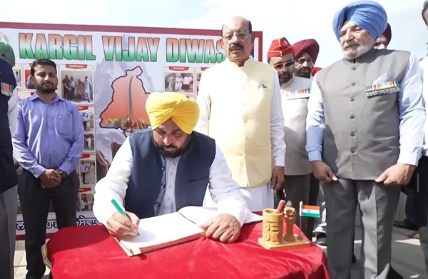 ਫੌਜ ਦੇ ਨਾਂ ਸੰਦੇਸ਼ ਲਿਖਦੇ ਹੋਏ ਮੁੱਖ ਮੰਤਰੀ ਭਗਵੰਤ ਸਿੰਘ ਮਾਨ।