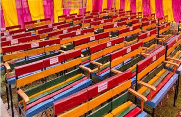 ਪਲਾਸਟਿਕ ਦੇ ਕੂੜੇ ਤੋਂ ਬਣੇ ਬੈਂਚ ਡੈਸਕਾਂ ਦੀ ਫਾਈਲ ਫੋਟੋ।