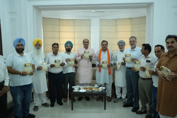 ਪਟਿਆਲਾ ਵਿਖੇ ਇੱਕ ਸ਼ਾਮ ਸ਼ਿਵ ਦੇ ਨਾਮ ਧਾਰਮਿਕ ਉਤਸਵ ਦਾ ਸੱਦਾ ਪੱਤਰ ਜਾਰੀ ਕਰਦੇ ਹੋਏ ਸਿਹਤ ਮੰਤਰੀ ਡਾ. ਬਲਬੀਰ ਸਿੰਘ, ਪੰਜਾਬ ਸਰਕਾਰ ਦੇ ਸਲਾਹਕਾਰ ਦੀਪਕ ਬਾਲੀ ਅਤੇ ਹੋਰ ਆਗੂ।