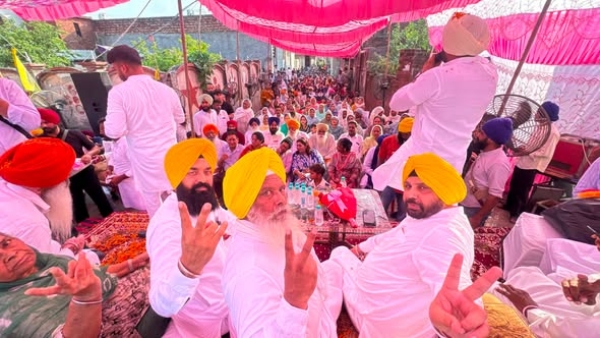 ਲੋਕ ਮਿਲਣੀ ਦੌਰਾਨ ਲੋਕਾਂ ਦੀਆਂ ਸਮੱਸਿਆਵਾਂ ਸੁਣਦੇ ਹੋਏ ਕੈਬਨਿਟ ਮੰਤਰੀ ਹਰਭਜਨ ਸਿੰਘ ਈ.ਟੀ.ਓ.। ਲੋਕ ਮਿਲਣੀ ਦੌਰਾਨ ਲੋਕਾਂ ਦੀਆਂ ਸਮੱਸਿਆਵਾਂ ਸੁਣਦੇ ਹੋਏ ਕੈਬਨਿਟ ਮੰਤਰੀ ਹਰਭਜਨ ਸਿੰਘ ਈ.ਟੀ.ਓ.।