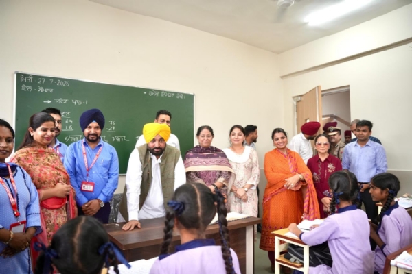 ਵਿਦਿਆਰਥੀਆਂ ਨਾਲ ਗੱਲਬਾਤ ਕਰਦੇ ਹੋਏ ਮੁੱਖ ਮੰਤਰੀ ਭਗਵੰਤ ਸਿੰਘ ਮਾਨ।