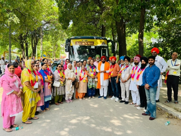 ਬੱਸ ਰਵਾਨਾ ਕਰਦੇ ਹੋਏ ਵਿਧਾਇਕ ਕੁਲਜੀਤ ਸਿੰਘ ਰੰਧਾਵਾ।