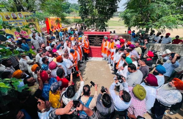ਖੇਡ ਸਟੇਡੀਅਮ ਦੇ ਨਿਰਮਾਣ ਕਾਰਜਾਂ ਦਾ ਉਦਘਾਟਨ ਕਰਦੇ ਹੋਏ ਵਿਧਾਇਕ ਦਲਜੀਤ ਸਿੰਘ ਗਰੇਵਾਲ।