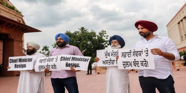 ਕਾਂਗਰਸੀ ਸੰਸਦ ਮੈਂਬਰਾਂ ਵੱਲੋਂ ਪੇਪਰ ਲੀਕ ਖਿਲਾਫ਼ ਸੰਸਦ ਭਵਨ ਦੇ ਬਾਹਰ ਪ੍ਰਦਰਸ਼ਨ