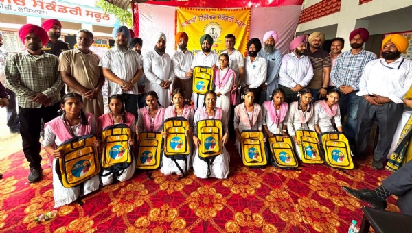 ਵਿਦਿਆਰਥੀਆਂ ਨੂੰ ਸਕੂਲ ਬੈਗ ਵੰਡਦੇ ਹੋਏ ਕੈਬਨਿਟ ਮੰਤਰੀ ਹਰਦੀਪ ਸਿੰਘ ਮੁੰਡੀਆਂ ।