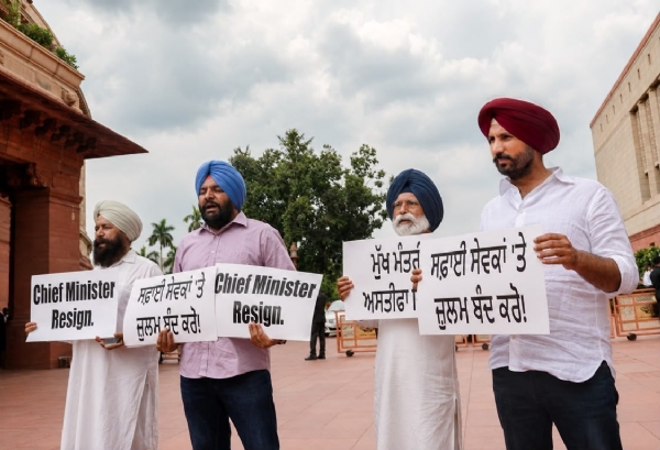 ਸੰਸਦ ਭਵਨ ਬਾਹਰ ਪ੍ਰਦਰਸ਼ਨ ਕਰਦੇ ਹੋਏ  ਪੰਜਾਬ ਦੇ ਕਾਂਗਰਸ ਸੰਸਦ ਮੈਂਬਰ।