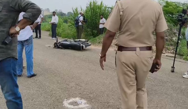 ਮੁਕਾਬਲੇ ਵਾਲੇ ਥਾਂ ’ਤੇ ਪੁਲਿਸ ਜਾਂਚ ਕਰਦੀ ਹੋਈ।
