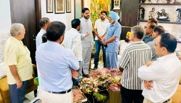 ਲੋਕਾਂ ਦੀਆਂ ਸਮੱਸਿਆਵਾਂ ਸੁਣਦੇ ਹੋਏ ਪੰਜਾਬ ਦੇ ਕਾਰਜਕਾਰੀ ਪ੍ਰਧਾਨ ਅਤੇ ਬਟਾਲਾ ਤੋਂ ਵਿਧਾਇਕ ਸ਼ੈਰੀ ਕਲਸੀ