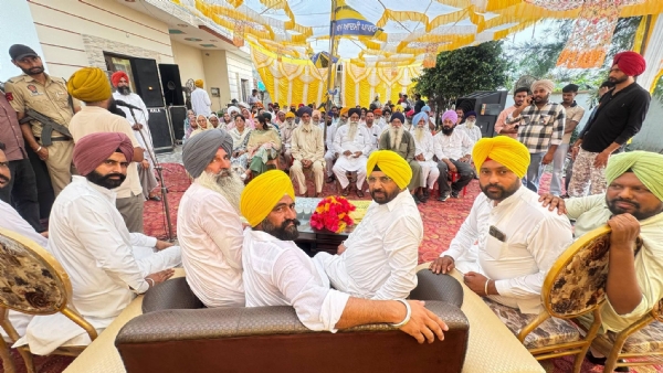 ਲੋਕ ਮਿਲਣੀ ਦੌਰਾਨ ਲੋਕਾਂ ਦੀਆਂ ਸਮੱਸਿਆਵਾਂ ਸੁਣਦੇ ਹੋਏ ਕੈਬਨਿਟ ਮੰਤਰੀ ਹਰਭਜਨ ਸਿੰਘ ਈ.ਟੀ.ਓ.