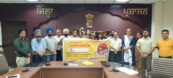 ਵਧੀਕ ਡਿਪਟੀ ਕਮਿਸ਼ਨਰ ਪੱਲਵੀ ਸ਼ਰਮਾ ਮੁਹਿੰਮ ਸਬੰਧੀ ਜਾਗਰੂਕਤਾ ਪੋਸਟਰ ਜਾਰੀ ਕਰਦੇ ਹੁੋਏ।