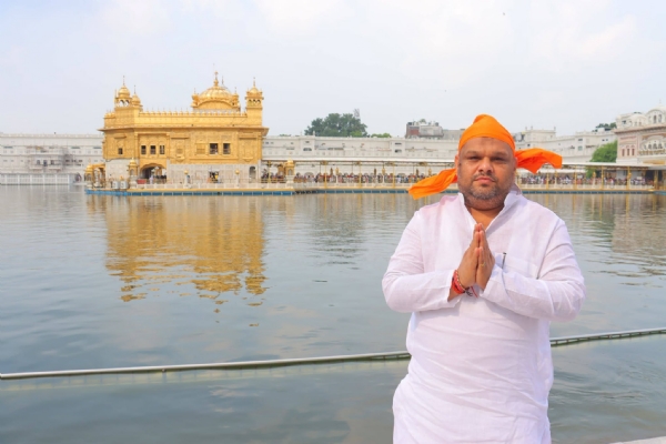 ਸ੍ਰੀ ਦਰਬਾਰ ਸਾਹਿਬ ਮੱਥਾ ਟੇਕਦੇ ਹੋਏ ਐਨਐਚਆਰਸੀ ਦੇ ਮੈਂਬਰ ਪ੍ਰਿਯੰਕ ਕਾਨੂੰਨਗੋ