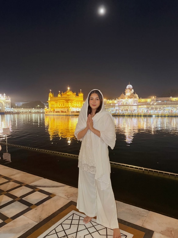 ਸ੍ਰੀ ਹਰਿਮੰਦਰ ਸਾਹਿਬ ਵਿਖੇ ਮੱਥਾ ਟੇਕਦੇ ਹੋਏ ਸ਼ਹਿਨਾਜ਼ ਗਿੱਲ।