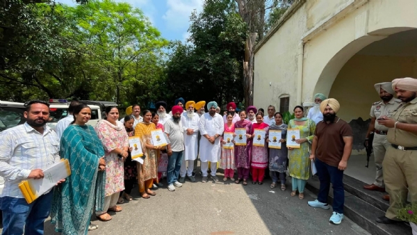 ਨਵ-ਨਿਯੁਕਤ ਆਂਗਣਵਾੜੀ ਵਰਕਰਾਂ ਨੂੰ ਨਿਯੁਕਤੀ ਪੱਤਰ ਵੰਡਦੇ ਹੋਏ ਵਿਧਾਇਕ ਗੁਰਦੀਪ ਸਿੰਘ ਰੰਧਾਵਾ।