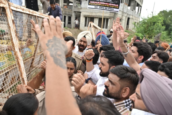 ਬਾਬਾ ਫਰੀਦ ਯੂਨੀਵਰਸਿਟੀ ਆਫ ਹੈਲਥ ਸਾਇੰਸਿਜ਼ ਫ਼ਰੀਦਕੋਟ ਵਿਖੇ ਧਰਨਾ ਦਿੰਦੇ ਕਾਂਗਰਸੀ