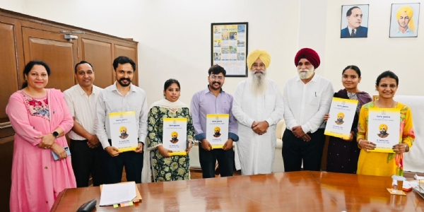 ਉਮੀਦਵਾਰਾਂ ਨੂੰ ਨਿਯੁਕਤੀ ਪੱਤਰ ਸੌਂਪਦੇ ਹੋਏ ਮੰਤਰੀ ਗੁਰਮੀਤ ਸਿੰਘ ਖੁੱਡੀਆਂ।