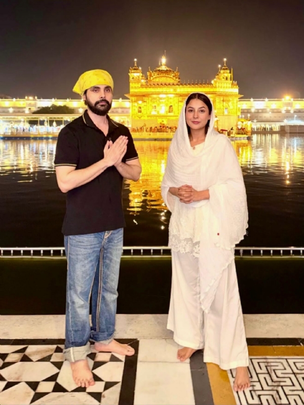 ਸ੍ਰੀ ਹਰਿਮੰਦਰ ਸਾਹਿਬ ਵਿਖੇ ਮੱਥਾ ਟੇਕਦੇ ਹੋਏ ਹੋਏ ਜੈ ਰੰਧਾਵਾ ਤੇ ਸ਼ਹਿਨਾਜ਼ ਗਿੱਲ।