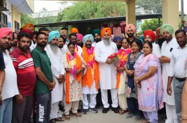 ਨਵ-ਨਿਯੁਕਤ ਪ੍ਰਧਾਨ ਕੌਂਸਲਰ ਬਲਜਿੰਦਰ ਕੌਰ ਨੂੰ ਗੁਲਦਸਤਾ ਭੇਂਟ ਕਰਦੇ ਹੋਏ ਵਿਧਾਇਕ ਮਨਵਿੰਦਰ ਸਿੰਘ ਗਿਆਸਪੁਰਾ।