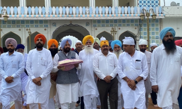 ਗੁਰਦੁਆਰਾ ਗੁਰੂਸਾਗਰ ਮਸਤੂਆਣਾ ਸਾਹਿਬ ਵਿਖੇ ਨਤਮਸਤਕ ਹੁੰਦੇ ਹੋਏ ਕੇਵਲ ਸਿੰਘ ਢਿੱਲੋਂ।