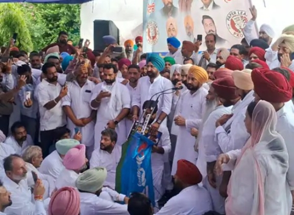 ਬਾਬਾ ਫਰੀਦ ਯੂਨੀਵਰਸਿਟੀ ਦੇ ਬਾਹਰ ਧਰਨਾ ਦਿੰਦੇ ਹੋਏ ਸਾਬਕਾ ਮੁੱਖ ਮੰਤਰੀ ਚਰਨਜੀਤ ਚੰਨੀ ਤੇ ਕਾਂਗਰਸ ਆਗੂ। ਬਾਬਾ ਫਰੀਦ ਯੂਨੀਵਰਸਿਟੀ ਦੇ ਬਾਹਰ ਧਰਨਾ ਦਿੰਦੇ ਹੋਏ ਸਾਬਕਾ ਮੁੱਖ ਮੰਤਰੀ ਚਰਨਜੀਤ ਚੰਨੀ ਤੇ ਕਾਂਗਰਸ ਆਗੂ।