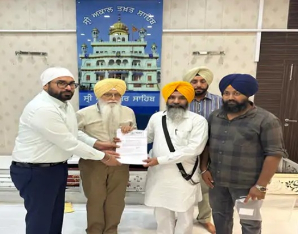 ਵਿਧਾਇਕ ਡਾ. ਇੰਦਰਬੀਰ ਸਿੰਘ ਨਿੱਜਰ ਤੇ ਡੀ.ਸੀ. ਦਲਵਿੰਦਰਜੀਤ ਸਿੰਘ ਸੋਧਿਆ ਡਰਾਫਟ ਸ੍ਰੀ ਅਕਾਲ ਤਖ਼ਤ ਸਾਹਿਬ ਸਕੱਤਰੇਤ ਦੇ ਇੰਚਾਰਜ ਬਗੀਚਾ ਸਿੰਘ ਨੂੰ ਸੌਂਪਦੇ ਹੋਏ। ਵਿਧਾਇਕ ਡਾ. ਇੰਦਰਬੀਰ ਸਿੰਘ ਨਿੱਜਰ ਤੇ ਡੀ.ਸੀ. ਦਲਵਿੰਦਰਜੀਤ ਸਿੰਘ ਸੋਧਿਆ ਡਰਾਫਟ ਸ੍ਰੀ ਅਕਾਲ ਤਖ਼ਤ ਸਾਹਿਬ ਸਕੱਤਰੇਤ ਦੇ ਇੰਚਾਰਜ ਬਗੀਚਾ ਸਿੰਘ ਨੂੰ ਸੌਂਪਦੇ ਹੋਏ।