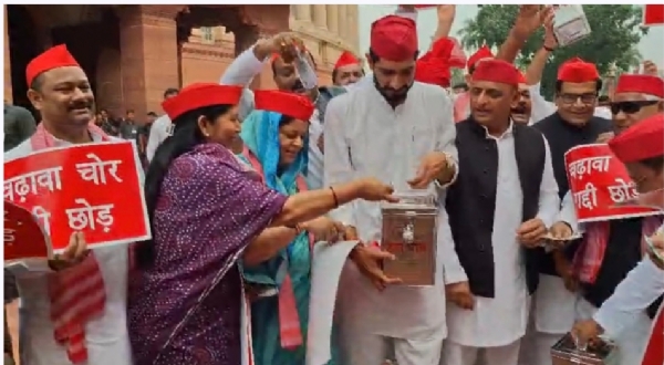 ਪ੍ਰਦਰਸ਼ਨ ਕਰਦੇ ਹੋਏ ਸਪਾ ਸੰਸਦ ਮੈਂਬਰ