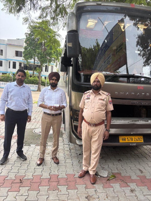 ਉਲੰਘਣਾ ਕਰਨ ਵਾਲਿਆਂ ਦਾ ਚਲਾਨ ਕੱਟਦੇ ਹੋਏ ਅਧਿਕਾਰੀ। ਉਲੰਘਣਾ ਕਰਨ ਵਾਲਿਆਂ ਦਾ ਚਲਾਨ ਕੱਟਦੇ ਹੋਏ ਅਧਿਕਾਰੀ।