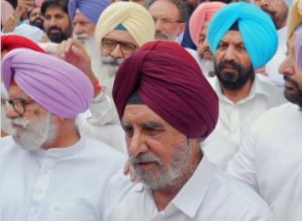 ਮੀਡੀਆ ਨਾਲ ਗੱਲਬਾਤ ਕਰਦੇ ਤ੍ਰਿਪਤ ਰਜਿੰਦਰ ਬਾਜਵਾ ਅਤੇ ਹੋਰ ਮੀਡੀਆ ਨਾਲ ਗੱਲਬਾਤ ਕਰਦੇ ਤ੍ਰਿਪਤ ਰਜਿੰਦਰ ਬਾਜਵਾ ਅਤੇ ਹੋਰ