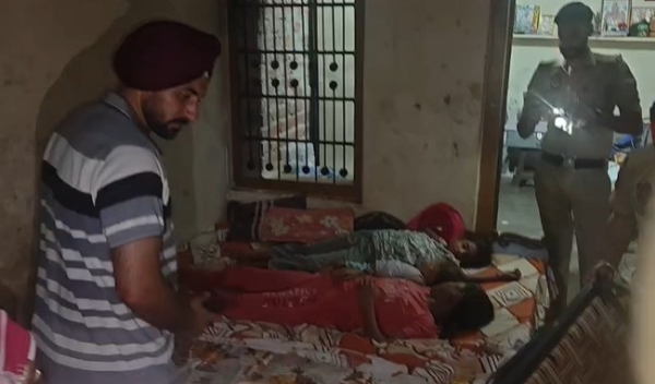 ਮੌਕੇ ’ਤੇ ਪਹੁੰਚੀ ਪੁਲਿਸ ਤਫਤੀਸ਼ ਕਰਦੀ ਹੋਈ। ਮੌਕੇ ’ਤੇ ਪਹੁੰਚੀ ਪੁਲਿਸ ਤਫਤੀਸ਼ ਕਰਦੀ ਹੋਈ।
