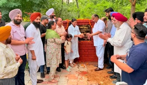 ਪਾਰਕਾਂ, ਵਾਟਰ ਸਪਲਾਈ ਤੇ ਸੀਵਰੇਜ਼ ਅਤੇ ਸੜਕਾਂ ਦੇ ਵਿਕਾਸ ਕਾਰਜਾਂ ਦਾ ਨੀਂਹ ਪੱਥਰ ਰੱਖਣ ਸਮੇਂ ਵਿਧਾਇਕ ਸ਼ੈਰੀ ਕਲਸੀ ਅਤੇ ਇਲਾਕਾ ਵਾਸੀ