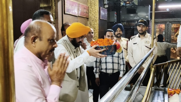 ਮੰਦਿਰ ਮਾਤਾ ਸ਼੍ਰੀ ਕਾਲੀ ਦੇਵੀ ਵਿਖੇ ਨਤਮਸਤਕ ਹੁੰਦੇ ਹੋਏ ਕੈਬਨਿਟ ਮੰਤਰੀ ਤਰੁਣਪ੍ਰੀਤ ਸਿੰਘ ਸੌਂਦ। ਮੰਦਿਰ ਮਾਤਾ ਸ਼੍ਰੀ ਕਾਲੀ ਦੇਵੀ ਵਿਖੇ ਨਤਮਸਤਕ ਹੁੰਦੇ ਹੋਏ ਕੈਬਨਿਟ ਮੰਤਰੀ ਤਰੁਣਪ੍ਰੀਤ ਸਿੰਘ ਸੌਂਦ।