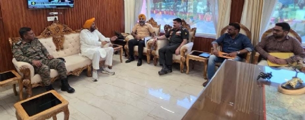 ਭਾਰਤੀ ਫ਼ੌਜ ਦੇ ਉੱਚ ਅਧਿਕਾਰੀਆਂ ਨਾਲ ਮੀਟਿੰਗ ਕਰਦੇ ਹੋਏ ਵਿਧਾਇਕ ਕੁਲਦੀਪ ਸਿੰਘ ਧਾਲੀਵਾਲ। ਭਾਰਤੀ ਫ਼ੌਜ ਦੇ ਉੱਚ ਅਧਿਕਾਰੀਆਂ ਨਾਲ ਮੀਟਿੰਗ ਕਰਦੇ ਹੋਏ ਵਿਧਾਇਕ ਕੁਲਦੀਪ ਸਿੰਘ ਧਾਲੀਵਾਲ।