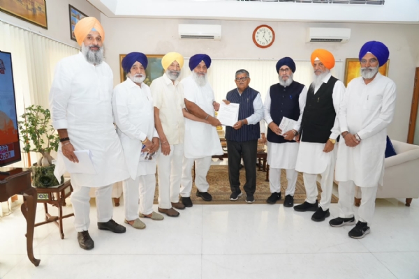 SAD president Sukhbir Singh Badal and senior leaders giving memorandum to Governor.