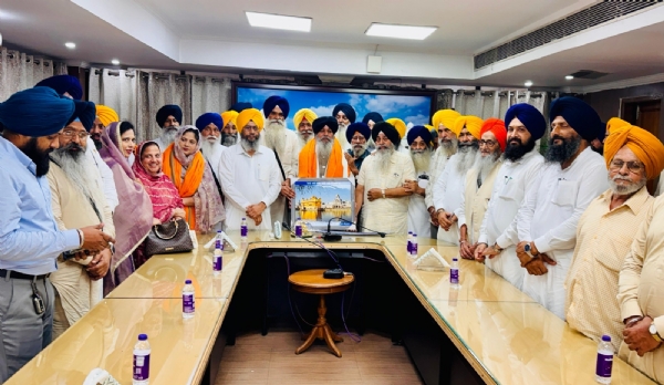 ਸ਼੍ਰੋਮਣੀ ਗੁਰਦੁਆਰਾ ਪ੍ਰਬੰਧਕ ਕਮੇਟੀ ਤੋਂ ਸੇਵਾ ਮੁਕਤ ਹੋਏ ਕਰਮਚਾਰੀਆਂ ਦਾ ਸਨਮਾਨ ਕਰਦੇ ਹੋਏ ਕਮੇਟੀ ਮੈਂਬਰ।