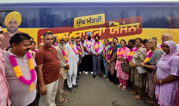 ਬੱਸ ਰਵਾਨਾ ਕਰਦੇ ਹੋਏ ਪਟਿਆਲਾ ਦੇ ਵਿਧਾਇਕ ਅਜੀਤਪਾਲ ਸਿੰਘ ਕੋਹਲੀ । ਬੱਸ ਰਵਾਨਾ ਕਰਦੇ ਹੋਏ ਪਟਿਆਲਾ ਦੇ ਵਿਧਾਇਕ ਅਜੀਤਪਾਲ ਸਿੰਘ ਕੋਹਲੀ ।