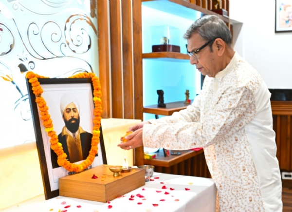 ਸ਼ਹੀਦ ਊਧਮ ਸਿੰਘ ਦੀ ਤਸਵੀਰ ਅੱਗੇ ਸ਼ਰਧਾ ਦੇ ਭੁੱਲ ਭੇਂਟ ਕਰਦੇ ਹੋਏ ਹਰਿਆਣਾ ਦੇ ਰਾਜਪਾਲ ਪ੍ਰੋ. ਅਸੀਮ ਕੁਮਾਰ ਘੋਸ਼। ਸ਼ਹੀਦ ਊਧਮ ਸਿੰਘ ਦੀ ਤਸਵੀਰ ਅੱਗੇ ਸ਼ਰਧਾ ਦੇ ਭੁੱਲ ਭੇਂਟ ਕਰਦੇ ਹੋਏ ਹਰਿਆਣਾ ਦੇ ਰਾਜਪਾਲ ਪ੍ਰੋ. ਅਸੀਮ ਕੁਮਾਰ ਘੋਸ਼।