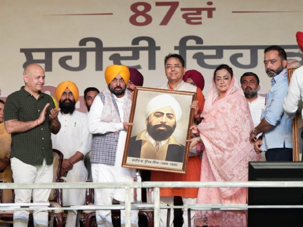 ਸੁਨਾਮ ਵਿਖੇ ਸ਼ਹੀਦ ਊਧਮ ਸਿੰਘ ਦੇ 87ਵੇਂ ਸ਼ਹੀਦੀ ਦਿਹਾੜੇ ਨੂੰ ਸਮਰਪਿਤ ਕਰਵਾਏ ਸਮਾਗਮ ਦੌਰਾਨ ਮੁੱਖ ਮੰਤਰੀ ਮਾਨ ਨੂੰ ਸਨਮਾਨਿਤ ਕਰਦੇ ਹੋਏ। ਸੁਨਾਮ ਵਿਖੇ ਸ਼ਹੀਦ ਊਧਮ ਸਿੰਘ ਦੇ 87ਵੇਂ ਸ਼ਹੀਦੀ ਦਿਹਾੜੇ ਨੂੰ ਸਮਰਪਿਤ ਕਰਵਾਏ ਸਮਾਗਮ ਦੌਰਾਨ ਮੁੱਖ ਮੰਤਰੀ ਮਾਨ ਨੂੰ ਸਨਮਾਨਿਤ ਕਰਦੇ ਹੋਏ।