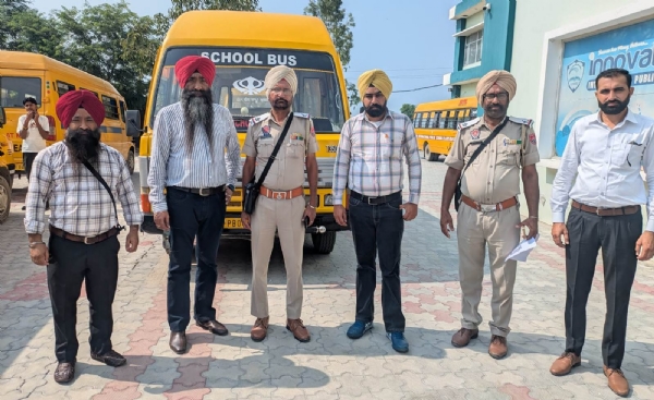 ਉਲੰਘਣਾ ਕਰਨ ਵਾਲੇ ਵਾਹਨਾਂ ਦੇ ਚਲਾਨ ਕੱਟਦੀ ਹੋਈ ਟੀਮ।