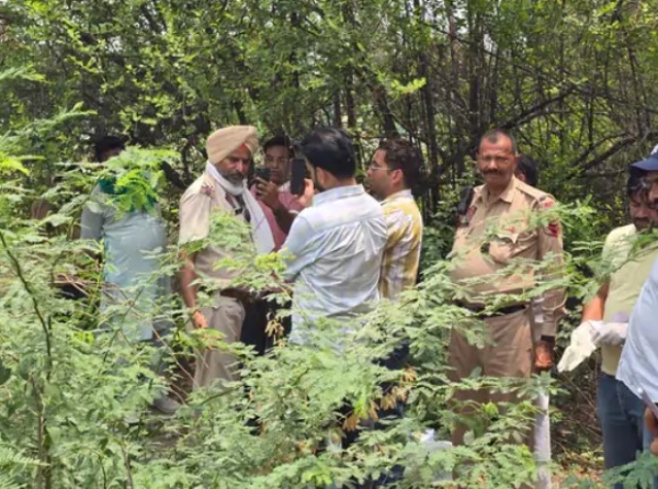 ਮਾਮਲੇ ਦੀ ਜਾਂਚ ਕਰਦੀ ਹੋਈ ਪੁਲਿਸ। ਮਾਮਲੇ ਦੀ ਜਾਂਚ ਕਰਦੀ ਹੋਈ ਪੁਲਿਸ।