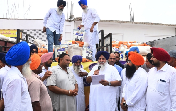 ਸ਼੍ਰੋਮਣੀ ਅਕਾਲੀ ਦਲ ਦੇ ਪ੍ਰਧਾਨ ਸੁਖਬੀਰ ਸਿੰਘ ਬਾਦਲ ਕਣਕ ਵੰਢਦੇ ਹੋਏ।
