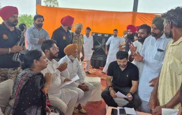 ਲੋਕ ਮਿਲਣੀ ਪ੍ਰੋਗਰਾਮ ਤਹਿਤ ਲੋਕਾਂ ਦੀਆਂ ਸਮੱਸਿਆਵਾਂ ਸੁਣਦੇ ਕੈਬਨਿਟ ਮੰਤਰੀ ਡਾ. ਬਲਜੀਤ ਕੌਰ। ਲੋਕ ਮਿਲਣੀ ਪ੍ਰੋਗਰਾਮ ਤਹਿਤ ਲੋਕਾਂ ਦੀਆਂ ਸਮੱਸਿਆਵਾਂ ਸੁਣਦੇ ਕੈਬਨਿਟ ਮੰਤਰੀ ਡਾ. ਬਲਜੀਤ ਕੌਰ।