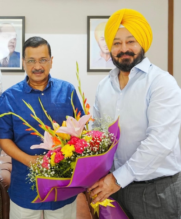 ਅਰਵਿੰਦ ਕੇਜਰੀਵਾਲ ਨੂੰ ਗੁਲਦਸਤਾ ਭੇਂਟ ਕਰਦੇ ਹੋਏ ਵਿਧਾਇਕ ਅਜੀਤਪਾਲ ਸਿੰਘ ਕੋਹਲੀ। ਅਰਵਿੰਦ ਕੇਜਰੀਵਾਲ ਨੂੰ ਗੁਲਦਸਤਾ ਭੇਂਟ ਕਰਦੇ ਹੋਏ ਵਿਧਾਇਕ ਅਜੀਤਪਾਲ ਸਿੰਘ ਕੋਹਲੀ।