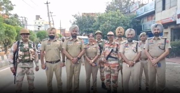 ਫਲੈਗ ਮਾਰਚ ਦੌਰਾਨ ਸੀਨੀਅਰ ਅਧਿਕਾਰੀ, ਪੰਜਾਬ ਪੁਲਿਸ ਤੇ ਪੈਰਾਮਿਲਟਰੀ ਫੋਰਸ ਦੇ ਜਵਾਨ।