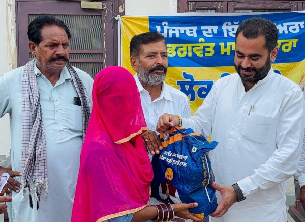 ਰਾਸ਼ਨ ਕਿੱਟਾਂ ਵੰਢਦੇ ਹੋਏ ਫਾਜ਼ਿਲਕਾ ਦੇ ਵਿਧਾਇਕ ਨਰਿੰਦਰਪਾਲ ਸਿੰਘ ਸਵਨਾ। ਰਾਸ਼ਨ ਕਿੱਟਾਂ ਵੰਢਦੇ ਹੋਏ ਫਾਜ਼ਿਲਕਾ ਦੇ ਵਿਧਾਇਕ ਨਰਿੰਦਰਪਾਲ ਸਿੰਘ ਸਵਨਾ।