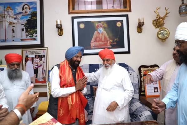 ਪਦਮ ਸ਼੍ਰੀ ਸੰਤ ਨਿਰੰਜਨ ਦਾਸ ਜੀ ਤੋਂ ਆਸ਼ੀਰਵਾਦ ਪ੍ਰਾਪਤ ਕਰਦੇ ਹੋਏ ਪੰਜਾਬ ਦੇ ਪ੍ਰਧਾਨ ਕੇਵਲ ਸਿੰਘ ਢਿੱਲੋਂ।