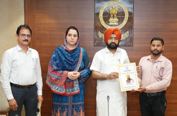 ਨਵ-ਨਿਯੁਕਤ ਮੁਲਾਜ਼ਮਾਂ ਨੂੰ ਮੰਤਰੀ ਹਰਦੀਪ ਮੁੰਡੀਆਂ ਨਿਯੁਕਤੀ ਪੱਤਰ ਸੌਂਪਦੇ ਹੋਏ। ਨਵ-ਨਿਯੁਕਤ ਮੁਲਾਜ਼ਮਾਂ ਨੂੰ ਮੰਤਰੀ ਹਰਦੀਪ ਮੁੰਡੀਆਂ ਨਿਯੁਕਤੀ ਪੱਤਰ ਸੌਂਪਦੇ ਹੋਏ।
